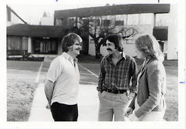 Frank Mansfield talking with students