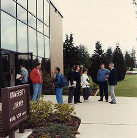 Arvid Olson talking to students