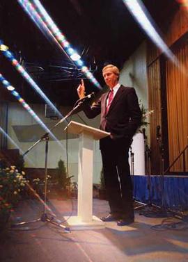 Paul Cedar at the podium at a Dessert Evening