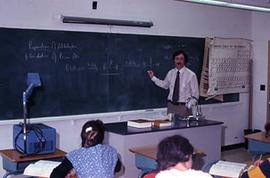 Faculty member Dr. John Van Dyke teaching a chemistry class.